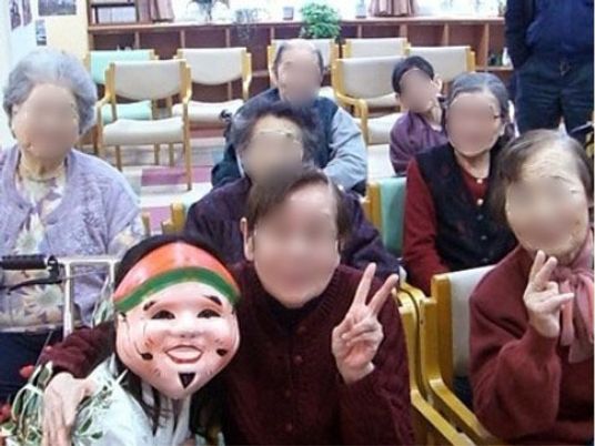 笑顔で集まる人々ラウンジ