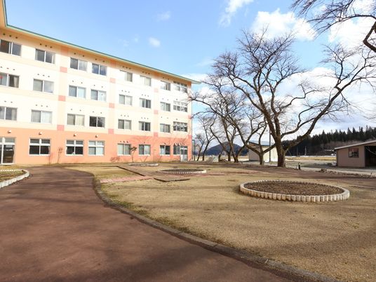 広い敷地の建物外観