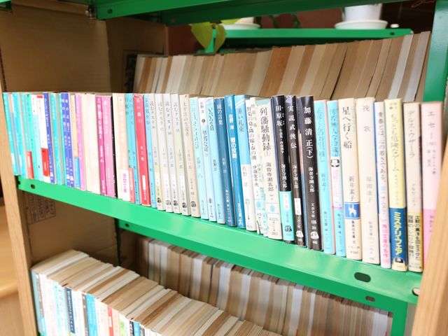 色とりどりの本棚 図書 並んだ多彩な書籍が、心豊かなひと時を支えます。自由に読書をお楽しみいただける、明るく暖かい空間です。
