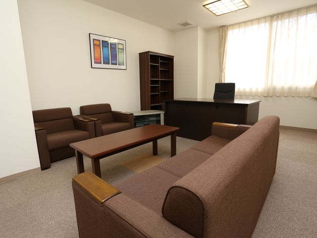 落ち着いた居室 応接室 ゆったりとしたソファと机が配置された休憩室。静かな時間を過ごす場所として理想的です。