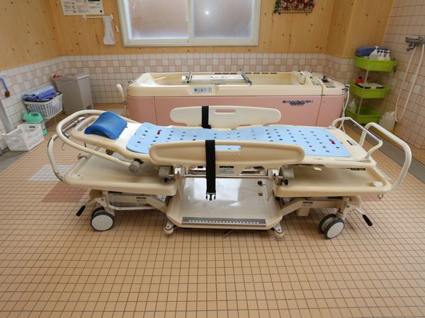 清潔なバリアフリー浴室