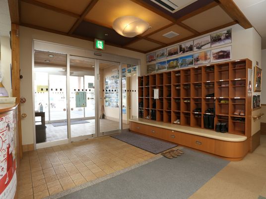エントランスの靴箱と掲示物