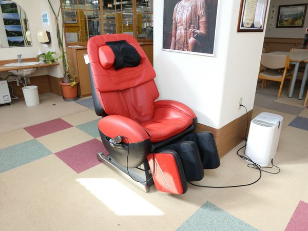 赤いマッサージチェア設置
