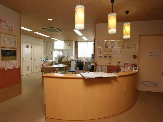 受付のカウンターと掲示物
