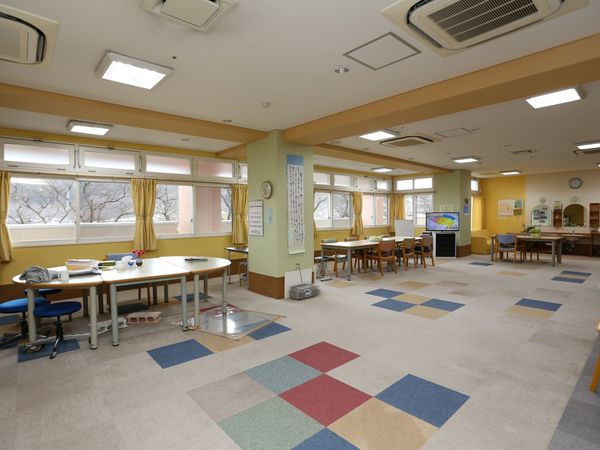 多機能な明るい部屋