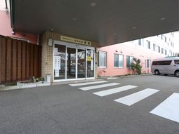 明るい施設の入口景観