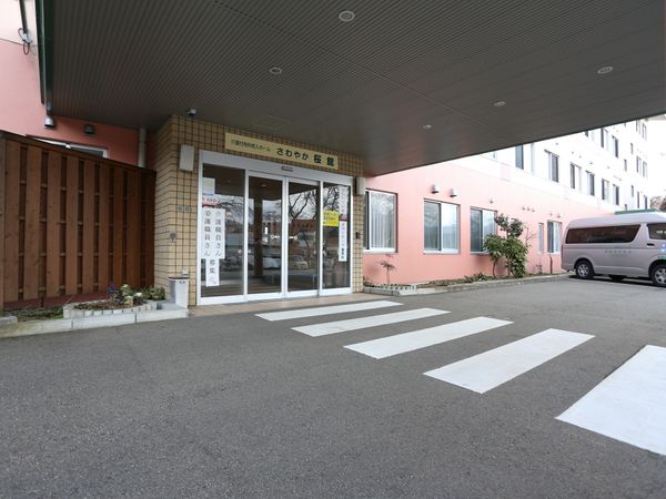 明るい施設の入口景観