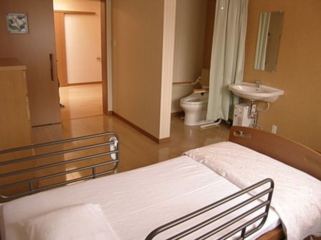 明るい居室 居室 自然光が差し込む居室は、快適な休息を提供します。清潔で機能的なつくりです。
