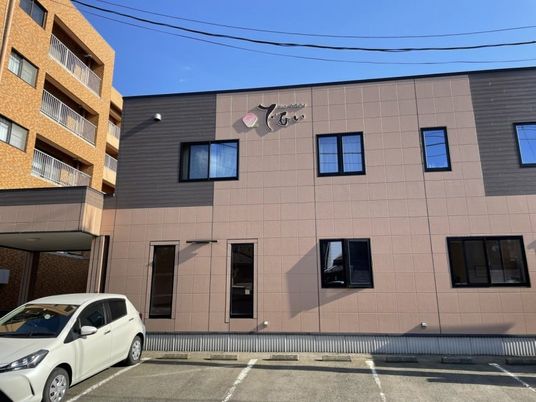 駐車場付きの外観