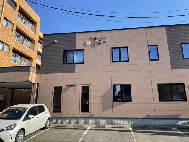 駐車場付きの外観 外観 施設の外観はモダンでシンプルなデザインです。駐車場も完備されており、通勤に便利です。