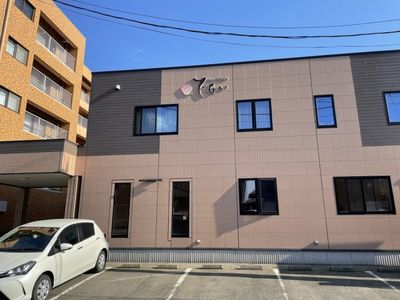 駐車場付きの外観