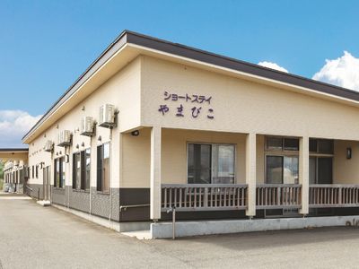 明るい外観の建物