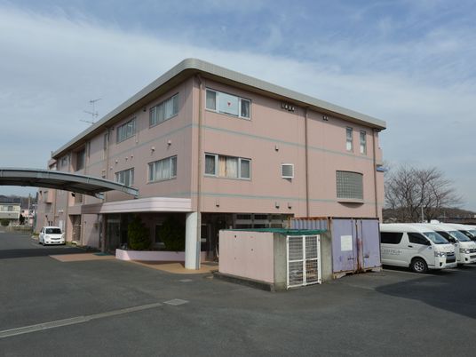 ピンク色の建物外観  