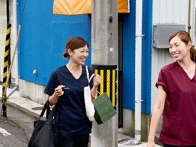 笑顔のスタッフ スタッフイメージ スタッフ同士の交流が活発で、働きやすい雰囲気があります。リラックスした笑顔が印象的です。