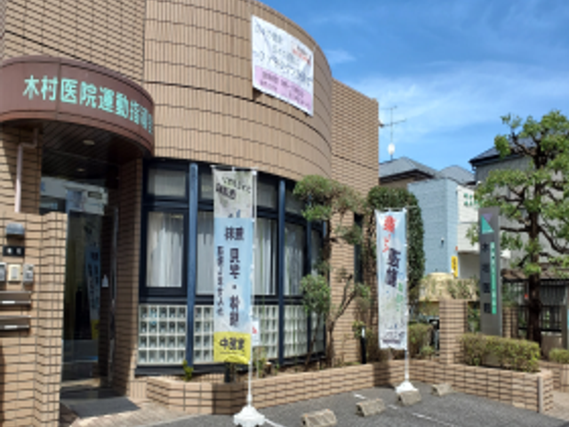 マイナス表示で規定なし 外観 この施設の外観は、レンガ調のデザインで親しみやすい印象です。木々が配置されたエントランスが魅力的です。