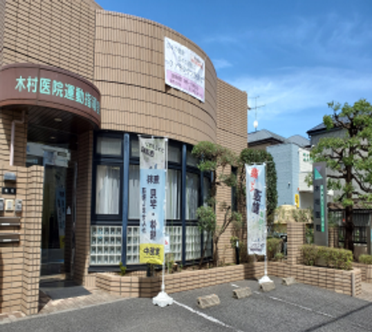 マイナス表示で規定なし 外観 この施設の外観は、レンガ調のデザインで親しみやすい印象です。木々が配置されたエントランスが魅力的です。
