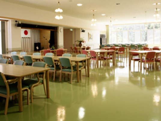 明るい食堂の様子  