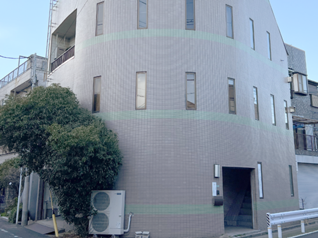 三階建ての建物外観 外観 周囲に緑が植えられた三階建て。明るい職場環境を求める方に最適です。