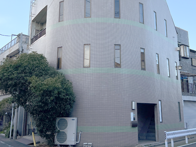 三階建ての建物外観