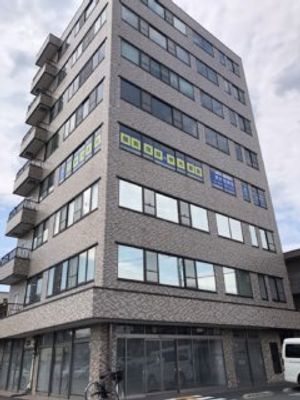 モダンな外観の建物