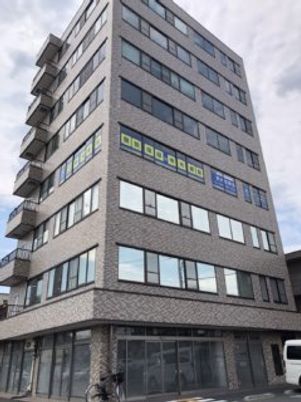 モダンな外観の建物