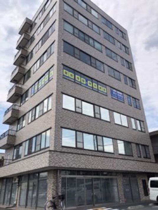 モダンな外観の建物