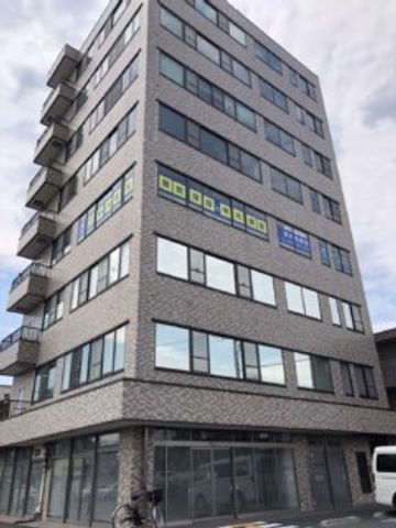 モダンな外観の建物