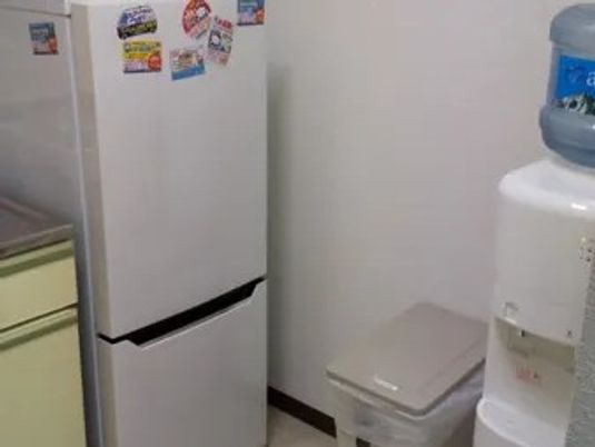 冷蔵庫と給水機があるキッチン  