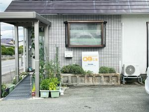 外観と入口のある建物  
