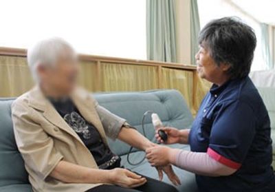 親切な対応をするスタッフと入居者の様子