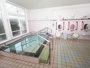 手すり付きの浴室  