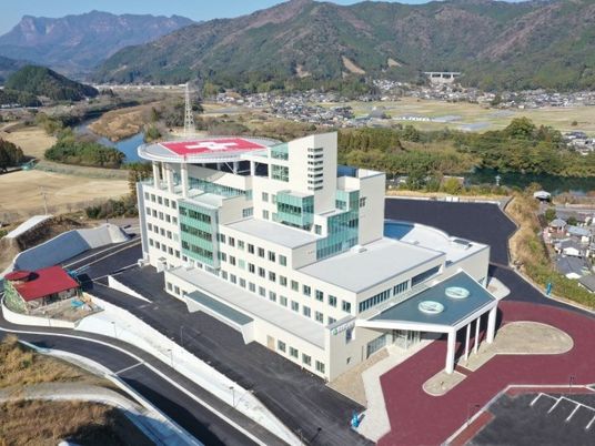 自然に囲まれた建物外観  