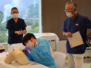 実技訓練室で指導中  