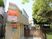 施設外観と看板の建物  