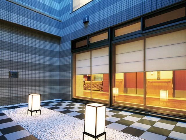 モダンな中庭 中庭 シンプルでモダンな造りの中庭です。優しい照明が夜にも落ち着いた雰囲気を演出します。