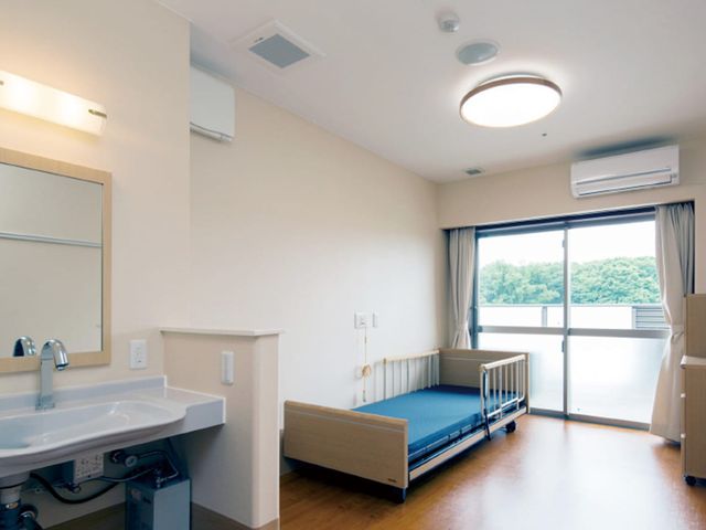 自然光あふれる居室 居室 広々とした居室は、大きな窓から自然光が差し込み、明るく快適な空間です。