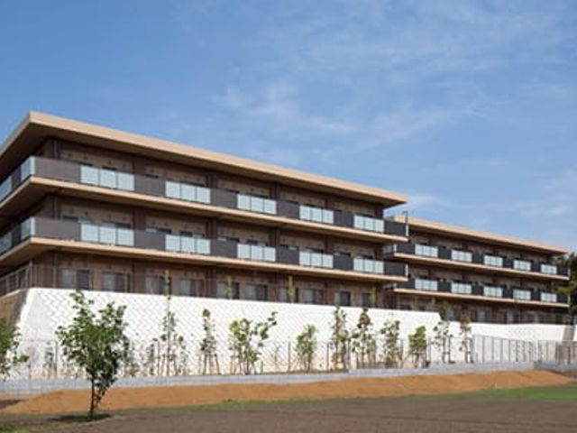 広々とした外観 外観 緑豊かな環境に佇む建物です。自然に囲まれた静かな立地が魅力です。