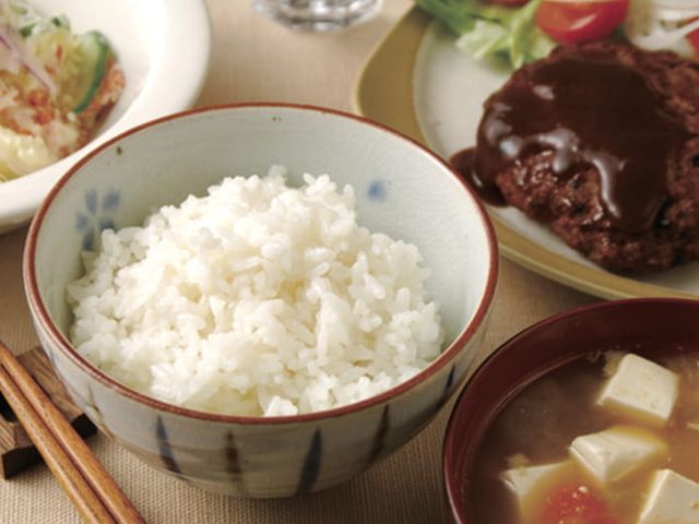多彩な料理と食事 食堂 和洋折衷の料理が揃う食卓です。多様なメニューがあり、毎日の食事が楽しめます。
