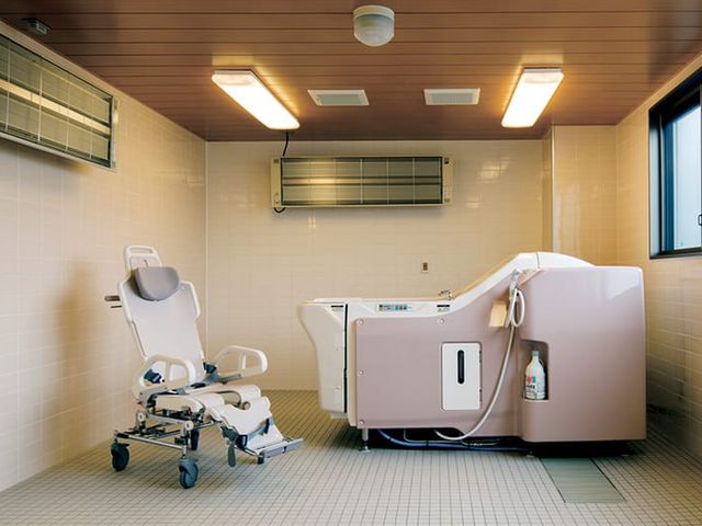 機能的な浴室 浴室 介護用の設備が整ったゆったりとした空間です。安全に配慮された設計で、快適に働くことができそうです。
