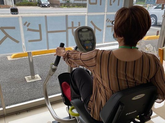 訓練中の人物と機器