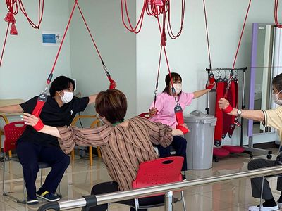 運動を楽しむ高齢者の機能訓練室