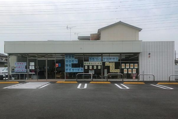 広々とした正面玄関