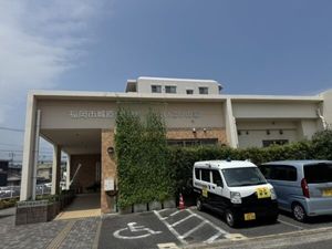 施設の外観と駐車場  