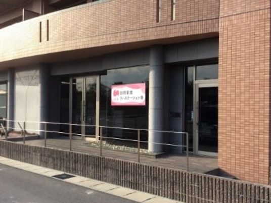 建物正面の入口  