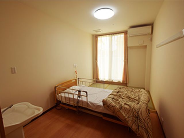 明るい居室 居室 自然光が入る居室では、ゆったりとした時間を過ごせます。快適な環境での勤務が可能です。