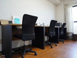 机が並ぶ休憩室  