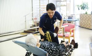 スタッフのサポートを受ける様子
