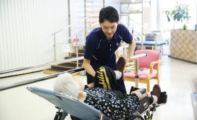 スタッフのサポートを受ける様子