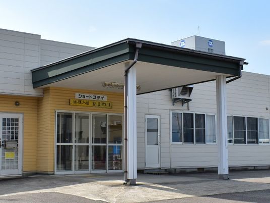 明るい外観の入口  