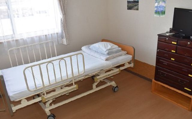 快適な居室 居室 ゆったりとしたベッドのある居室です。窓からは自然光が差し込み、温かな雰囲気をお届けします。
